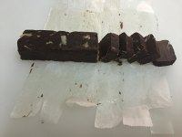 可可杏仁冻曲奇,将冷冻好的面团取出，切成厚约6毫米的面片，摆入烤盘。若冷冻时间较长，则需要提前20分钟移至室内回温。