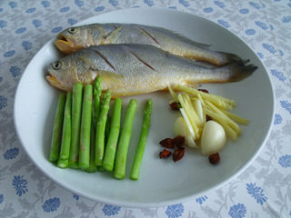 五香黄花鱼,<a style='color:red;display:inline-block;' href='/shicai/ 394'>黄花鱼</a>收拾干净，身上切两刀。<a style='color:red;display:inline-block;' href='/shicai/ 122'>芦笋</a>去掉老根，切断。<a style='color:red;display:inline-block;' href='/shicai/ 37'>姜</a>切丝，<a style='color:red;display:inline-block;' href='/shicai/ 695'>八角</a>掰碎。蒜切片