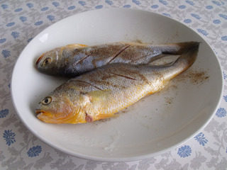 五香黄花鱼,黄花鱼用盐一茶匙，五香粉一茶匙腌至少10分钟