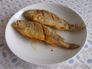 五香黄花鱼,好的黄花鱼，不能只定形，一定要炸到金黄酥脆，才有很香的味道