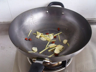 五香黄花鱼,锅里的油全部倒掉，把姜蒜八角，五香粉半茶匙炒出香味