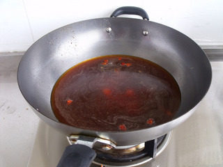 五香黄花鱼,放入料酒，生抽，白糖，半碗水煮开