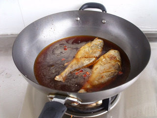 五香黄花鱼,炸好的黄鱼放入，大火煮开，小火煮十分钟