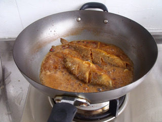 五香黄花鱼,大火收汁，但是不要收净，清爽的那种，留些汤汁。拌饭很美味