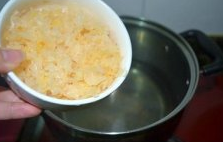 桃胶银耳羹,把切碎的银耳在锅中先煮40分钟,