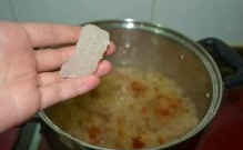 桃胶银耳羹,下入桃胶后再煮15分钟左右后依据自己的口味放入适量的<a style='color:red;display:inline-block;' href='/shicai/ 866'>冰糖</a>,