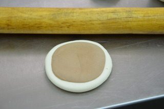 小刺猬包子,用擀面杖擀出一大一小两块圆皮,如图所示的压在一起