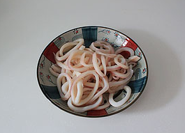 酱爆鱿鱼圈,<a style='color:red;display:inline-block;' href='/shicai/ 1754'>鱿鱼圈</a>解冻后用盐搓一搓去腥,然后撕去那层黑膜。
