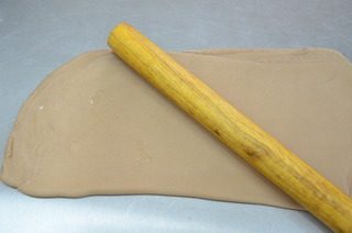小蜗牛馒头,把褐色面团分别擀成薄片