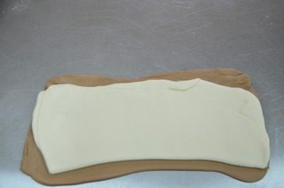小蜗牛馒头,白色面片叠加褐色面片上
