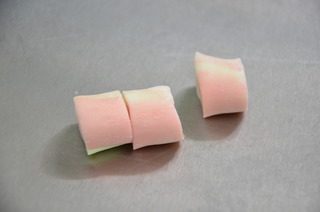 小蜗牛馒头,提前预留一块面团和草莓酱揉匀来做蜗牛的身体