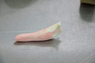 小蜗牛馒头,搓成长条,捏出头部