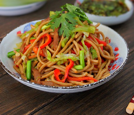 牛肉时蔬炒莜面