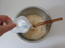 牛肉时蔬炒莜面,<a style='color:red;display:inline-block;' href='/shicai/ 5863'>莜面</a>放入面盆中,一边倒入开水一边用筷子搅拌成絮状。