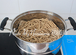 牛肉时蔬炒莜面,将搓好的莜面条放在铺好笼屉布的蒸屉上,水开后放入莜面,大火蒸15分钟左右即可。