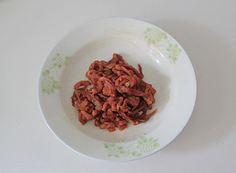 牛肉时蔬炒莜面,<a style='color:red;display:inline-block;' href='/shicai/ 216'>牛肉</a>切丝，加入盐3g、<a style='color:red;display:inline-block;' href='/shicai/ 718'>料酒</a>、淀粉、<a style='color:red;display:inline-block;' href='/shicai/ 762'>老抽</a>抓匀腌制30分钟左右。