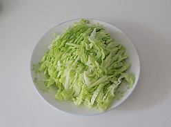 牛肉时蔬炒莜面,<a style='color:red;display:inline-block;' href='/shicai/ 111'>圆白菜</a>洗净切丝。