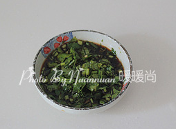 牛肉时蔬炒莜面,<a style='color:red;display:inline-block;' href='/shicai/ 131'>香菜</a>洗净切末，加入醋、<a style='color:red;display:inline-block;' href='/shicai/ 847'>香油</a>调整料汁备用。