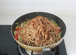 牛肉时蔬炒莜面,放蒸好的莜面和滑散的牛肉丝。