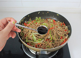 牛肉时蔬炒莜面,调入一勺<a style='color:red;display:inline-block;' href='/shicai/ 721'>蚝油</a>炒匀。