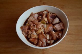 香菇焖鸡腿,加<a style='color:red;display:inline-block;' href='/shicai/ 37'>姜</a>片,盐,料酒,花椒粉,蚝油,老抽拌匀,腌制20分钟