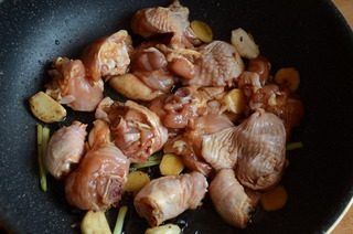 香菇焖鸡腿,腌制好的鸡腿沥干汁水,放入锅中翻炒