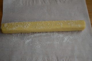 砂糖饼干,取出,刷上蛋白液,滚一圈白砂糖