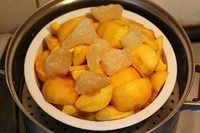 冰桃黄桃,黄桃洗净,去皮，去核，切成小块~大小随意~建议是用小块的<a style='color:red;display:inline-block;' href='/shicai/ 866'>冰糖</a>~我家里没有~只有这种黄<a style='color:red;display:inline-block;' href='/shicai/ 866'>冰糖</a>~也一样的~还有就是最好放在黄桃下面~这样蒸起来<a style='color:red;display:inline-block;' href='/shicai/ 866'>冰糖</a>容易化开~无须放水~会自然出汁儿的~~
