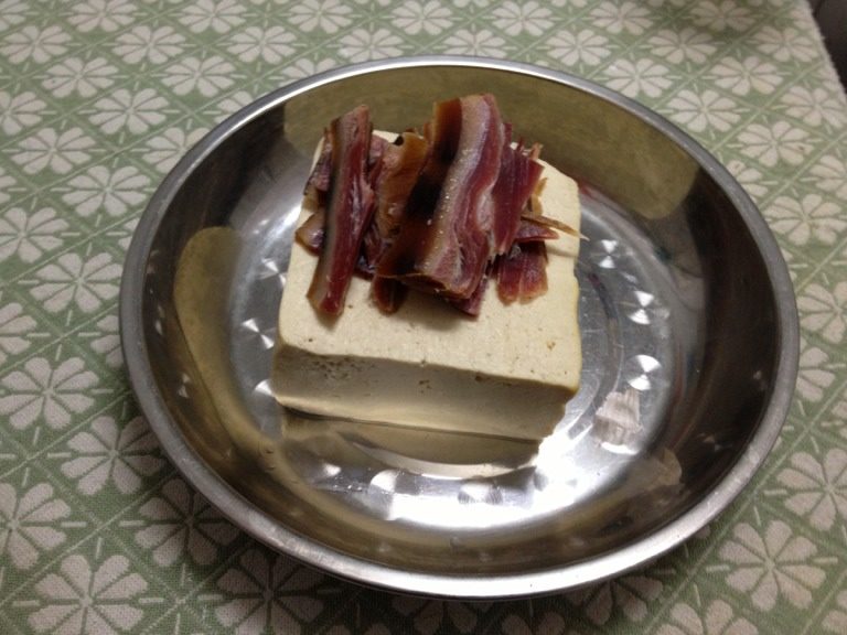 火腿豆腐鲫鱼汤,<a style='color:red;display:inline-block;' href='/shicai/ 465'>豆腐</a>火腿切好备用