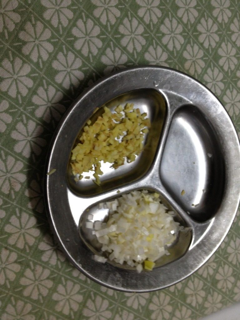 火腿豆腐鲫鱼汤,葱姜切沫