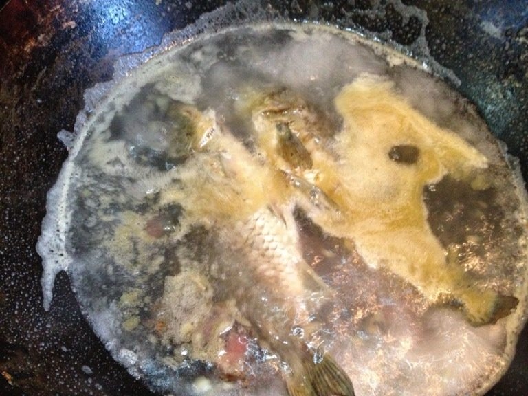 火腿豆腐鲫鱼汤,等锅内水沸腾下鱼大火煮