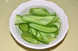 金枪鱼黄瓜三明治,<a style='color:red;display:inline-block;' href='/shicai/ 54'>黄瓜</a>用刨皮器刨成薄片，泡入淡盐水中。