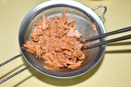 金枪鱼黄瓜三明治,<a style='color:red;display:inline-block;' href='/shicai/ 116435'>金枪鱼罐头</a>肉取出滤掉油后，用筷子将鱼肉捣碎。