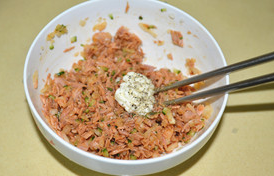 金枪鱼黄瓜三明治,将处理好的鱼肉加入洋葱黄瓜中，加1大匙<a style='color:red;display:inline-block;' href='/shicai/ 733'>色拉酱</a>和少许<a style='color:red;display:inline-block;' href='/shicai/ 134333'>黑胡椒</a>粉拌匀。