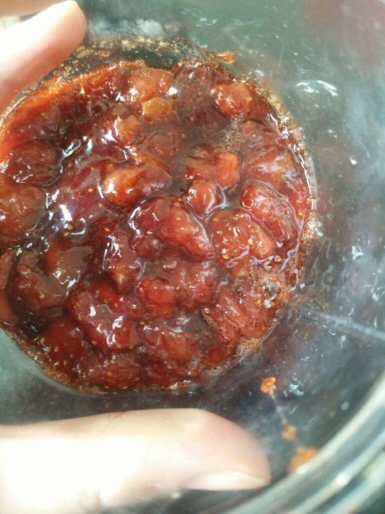 草莓酱,熬至黏稠关火晾凉即可