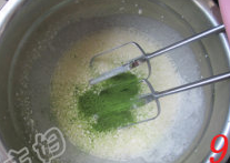 抹茶白巧克力蜜豆磅蛋糕,<a style='color:red;display:inline-block;' href='/shicai/ 8197'>淡奶油</a>加入细砂糖和抹茶粉打发。