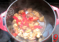 快手滑鸡煲,下入红椒再翻炒2分钟关火,出锅撒上切碎的<a style='color:red;display:inline-block;' href='/shicai/ 131'>香菜</a>即可上桌啦!