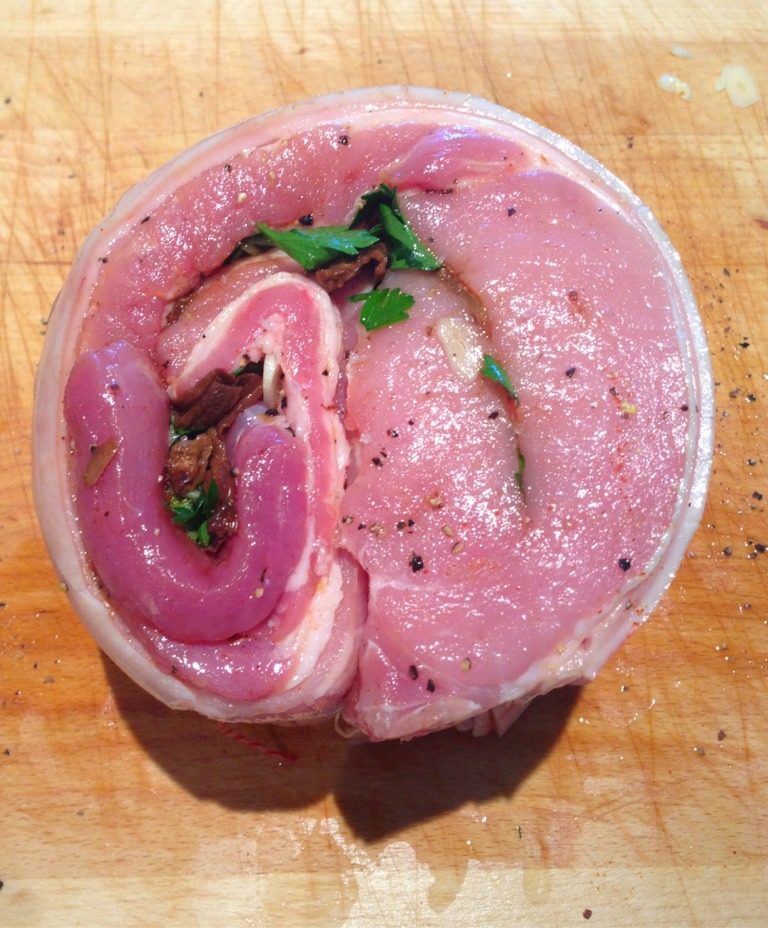 香脆烤肉,把肉卷起来再用 用绳子绑起来 (肉店有的 问下他们就不用再单独买)在皮上撒上盐与橄榄油 用手抹进皮里。再撒一点盐