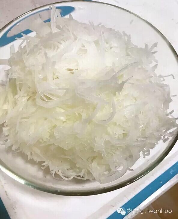腊味萝卜糕,萝卜去皮后擦丝。擦丝出的<a style='color:red;display:inline-block;' href='/shicai/ 156925'>水</a>也不要扔，都放在盆里。