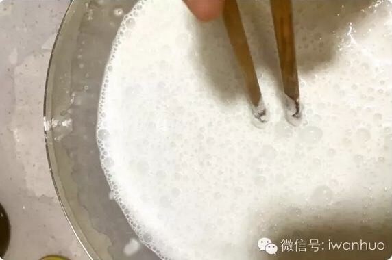 腊味萝卜糕,<a style='color:red;display:inline-block;' href='/shicai/ 7127'>粘米粉</a>、<a style='color:red;display:inline-block;' href='/shicai/ 522'>澄粉</a>混合后加入550ml的水，搅拌均匀，基本搅拌到所有的粉都没有大块的粘连就可以了。