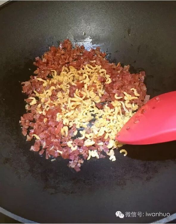 腊味萝卜糕,开小火，放入腊肠，慢慢煸出里面的油；然后把海米下进去，炒到金黄色。