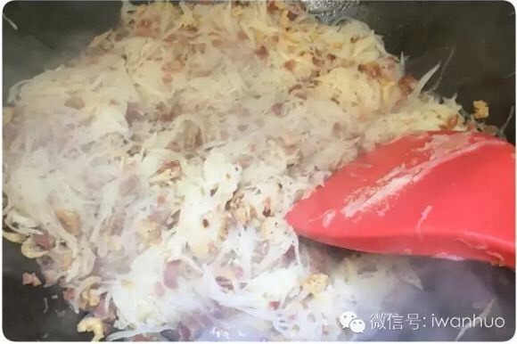 腊味萝卜糕,将萝卜丝连带出的汤一起倒进去开始翻炒，然后加入糖20g，盐10g，白胡椒10g，翻炒至萝卜丝变软，七八成熟即可。