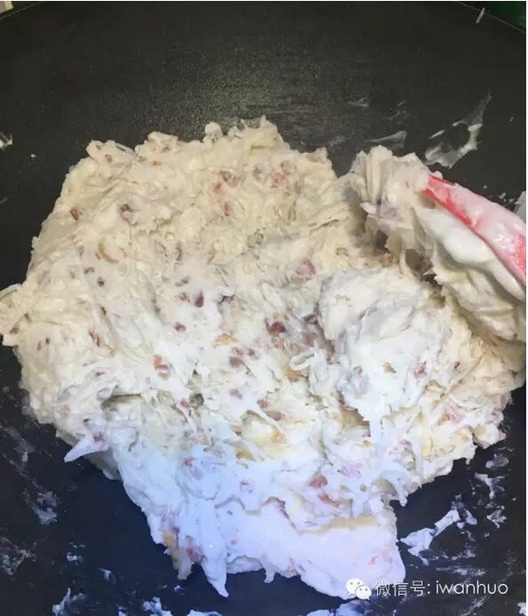 腊味萝卜糕,关火，把之前搅拌好的粘米粉与澄粉倒进锅里，跟炒好的料混合在一起。