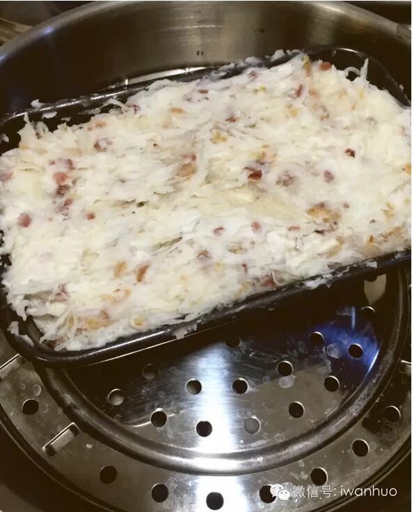 腊味萝卜糕,把步骤7的混合物装入耐热的容器，大火上汽后蒸45分钟。
