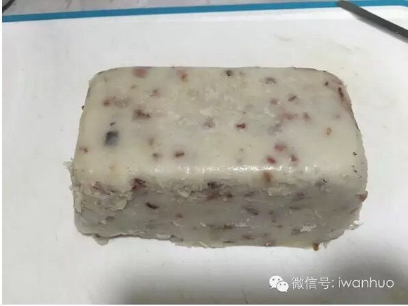 腊味萝卜糕,晾凉后，脱模、切片。