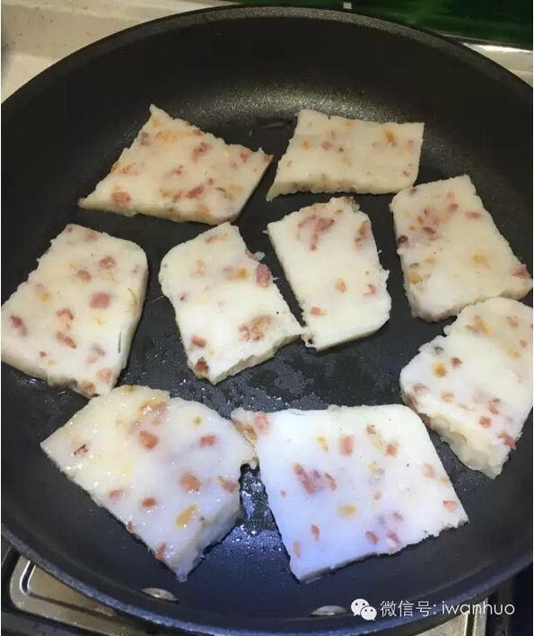 腊味萝卜糕,平底锅里放少许油，小火煎至两面金黄就可以吃了！剩余的可以放冰箱，想什么时候吃就什么时候吃。