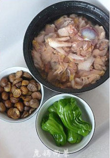 私房板栗红烧鸡 ,鸡买时让店家代给杀好并剁成小块,拿回家清洗干净后换清水3-4次泡去血水;