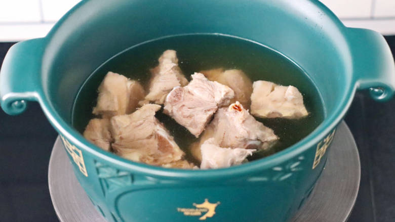 砂锅脊骨煲,大火烧开后焯3分钟捞出,砂锅重新倒入适量清水,放入脊骨。
