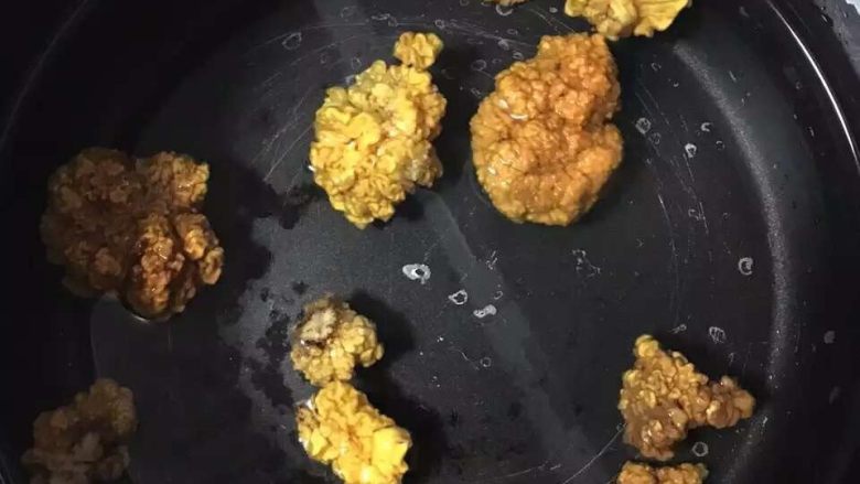 金耳桃胶养颜羹,金耳选几颗放温水浸泡8-12小时⋯一般提前一天晚上丢水里放着,第二天上午就泡发的差不多了。以上金耳,桃胶,皂角米,<a style='color:red;display:inline-block;' href='/shicai/ 674'>莲子</a>都需提前一天浸泡好。