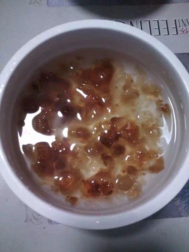金耳桃胶养颜羹,桃胶泡发开后软软的,像果冻一样。注意:桃胶一定要泡发开后立即清洗杂质,不然会洗不干净。